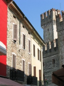 vista stretta del castello Sirmione