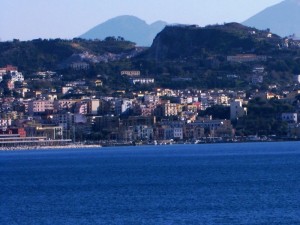 il battello sta arrivando a Pozzuoli