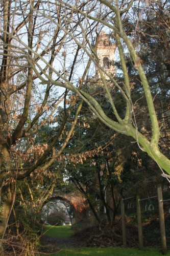 Cigole - Torre con fossato vista dal parco