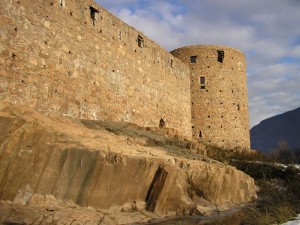 Fondamenta solide e mura possenti (Castel Firmiano)