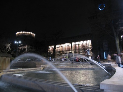 Milano - La Fontana e il Castello Sforzesco Illuminati a Festa