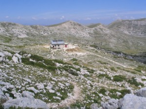 Il rifugio Sebastiani sul massiccio del Velino