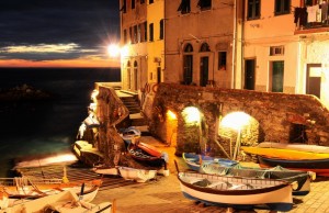 Veduta della marina di Riomaggiore di notte