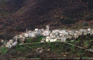 Contrasto di colori forti, il bruciato, il bianco del paese e il verde