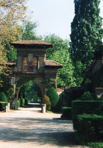 Vigolzone - entrata al borgo