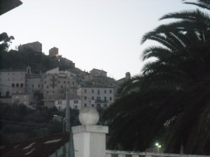 Il Paese Alto alle prime luci della sera.