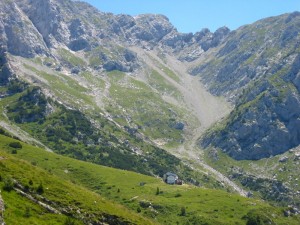 Il rifugio Bietti Buzzi nella maestosità della Grigna settentrionale