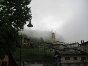 Il borgo della Val Maira tra la nebbia
