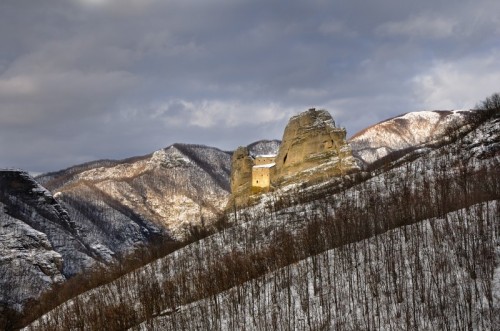 Isola del Cantone - Castello della pietra