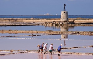 il duro lavoro nelle Saline dello Stagnone…