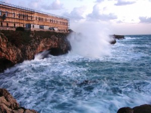 le GROTTE CAZZA’FRI invasa dalle onde