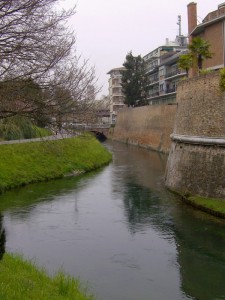 Le antiche mura su Canale Polveriera