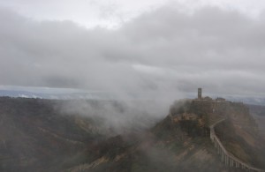 Salutando Civita tra la nebbia!