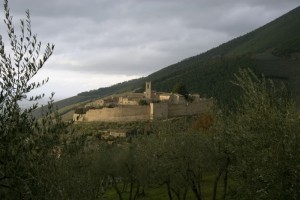 Il Castello di Campello Alto tra gli ulivi