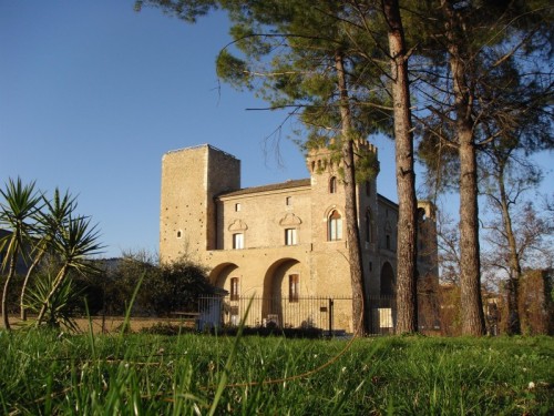 Crecchio - CASTELLO DUCALE tra i secolari pini