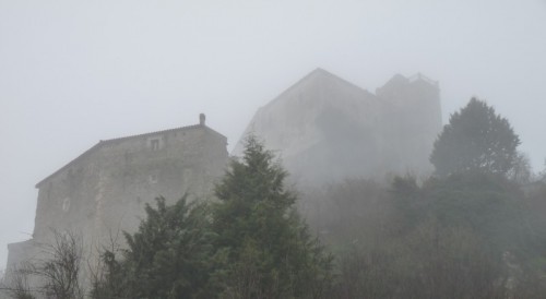 Pescolanciano - Mura tra la nebbia