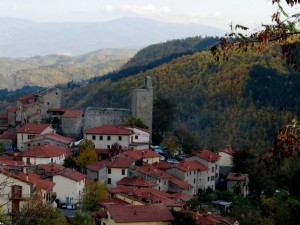 la torre del Castello al centro di un paesaggio autunnale