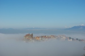 la nebbia a Monte Porzio Catone - momento d’incanto