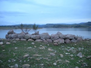 resti nuraghe sul lago