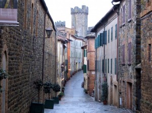 Montalcino e sullo sfondo il castello