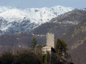 la torre Tellaria,e la piccola chiesa del Berciot lontana lontana