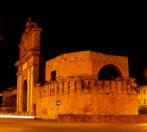 l’unica porta rimasta in piedi a difesa della città