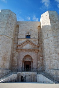 ancora pochi gradini ed entriamo a Castel del Monte