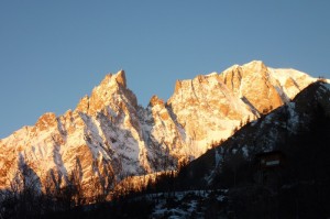 La luce del mattino infuoca il Monte Bianco e le aiguilles