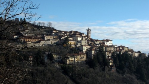 Varese - ...aria limpida sull'antico borgo del Sacro Monte di Varese. Varese - ...aria limpida sull'antico borgo del Sacro Monte di Varese.