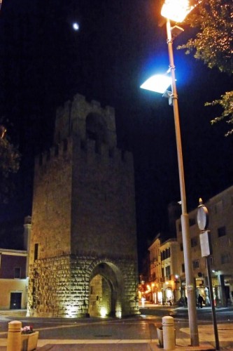 Oristano - La Torre di Mariano IV, vista di notte.