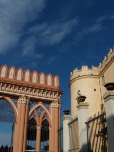 Particolari del bel portale e del Castello