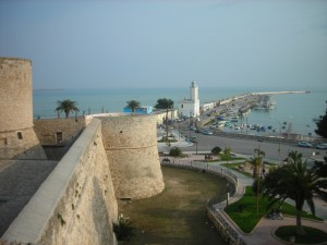 Il castello di Manfredonia che sovrasta il porto