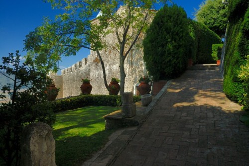 Pereto - Viale e Giardini all'interno del Castello