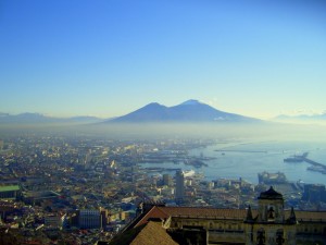 Neve, nebbia, cielo azzurro e sole sulla città