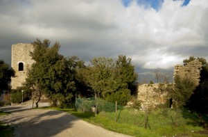Scure nubi si addensano su i resti del castello.