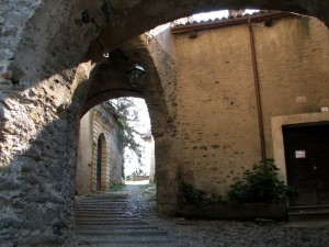 salendo fra le antiche mura