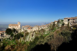 Sulla cresta del monte e costruita sulla roccia