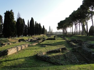 scavi romani e vista su aquileia