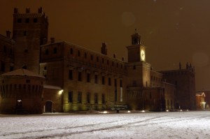 La neve imbianca il bel Castello di Carpi