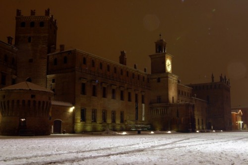 Carpi - La neve imbianca il bel Castello di Carpi