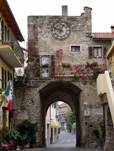 Villanova d'Albenga - la porta d'ingresso al borgo.....