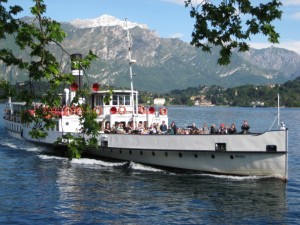 immmersi nel panorama naturale tra lago e montagna