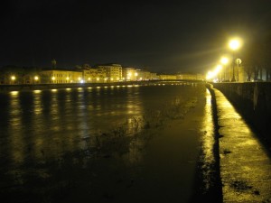 Una serata a Pisa con l’ Arno in Piena