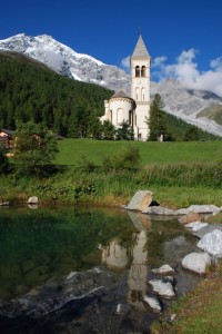 Solda (BZ) - Chiesa parrocchiale, sullo sfondo l’Ortles - Parco Nazionale dello Stelvio