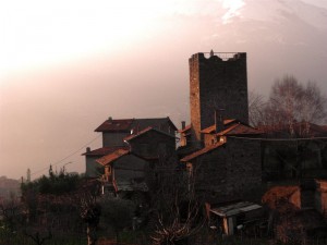 castello di dervio al tramonto
