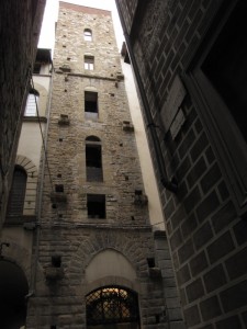 un grattacielo medievale nel centro di Firenze