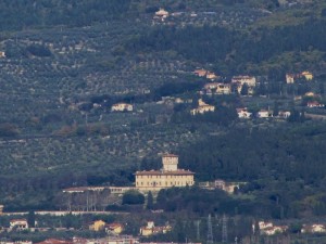 la villa di Petraia circondata dal verde delle colline toscane