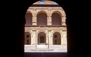 La Rocca - cortile e cisterna