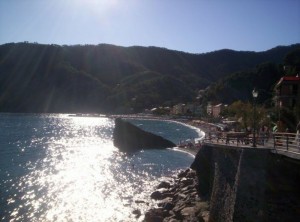 MONTEROSSO CON I SUOI RAGGI DEL SOLE