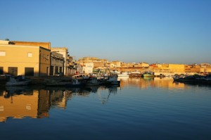 il porto si specchia